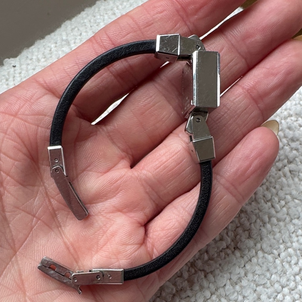 Gucci Black and Silver Square Face Watch - Picture 5 of 7